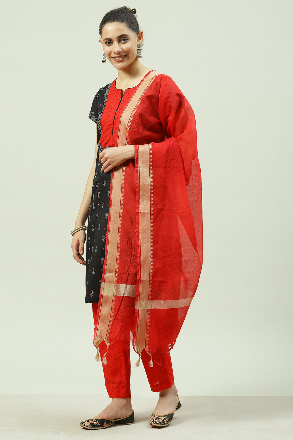 Black Cotton Screen Print Unstitched Suit Set image number 5
