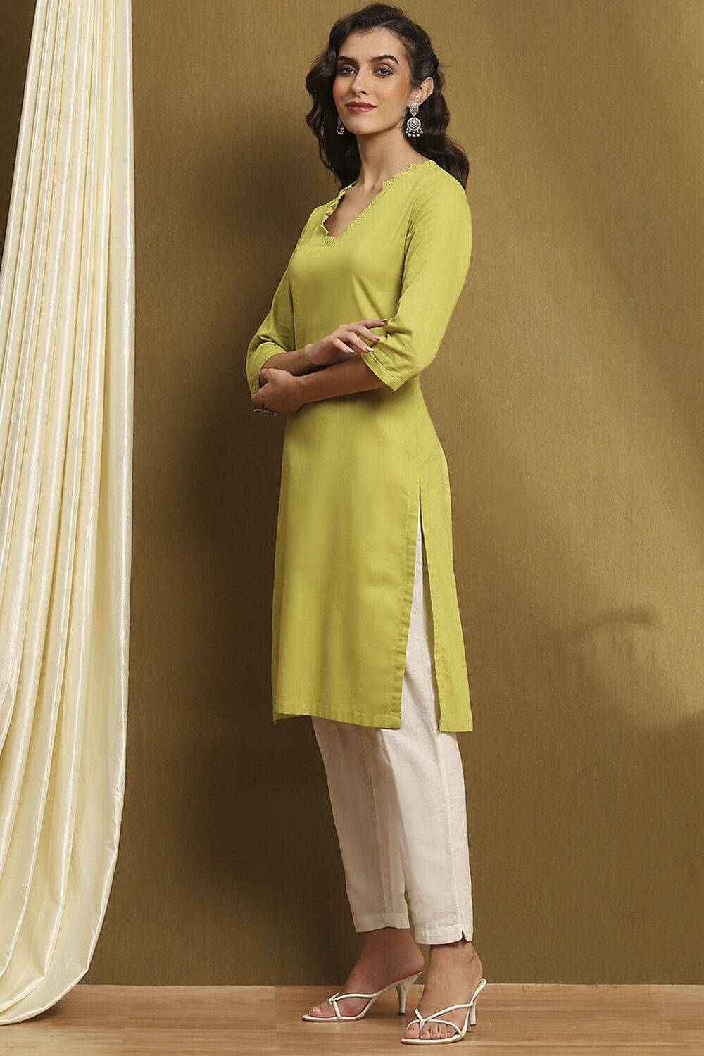 Green Cotton Blend Solid Straight Kurta image number 2