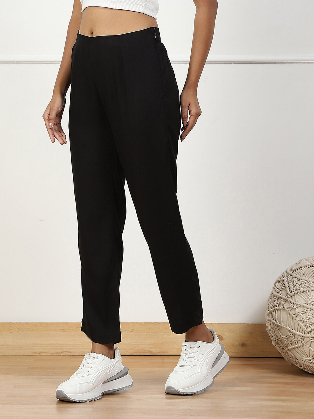 Black Solid Mid-Rise Regular Pants image number 2