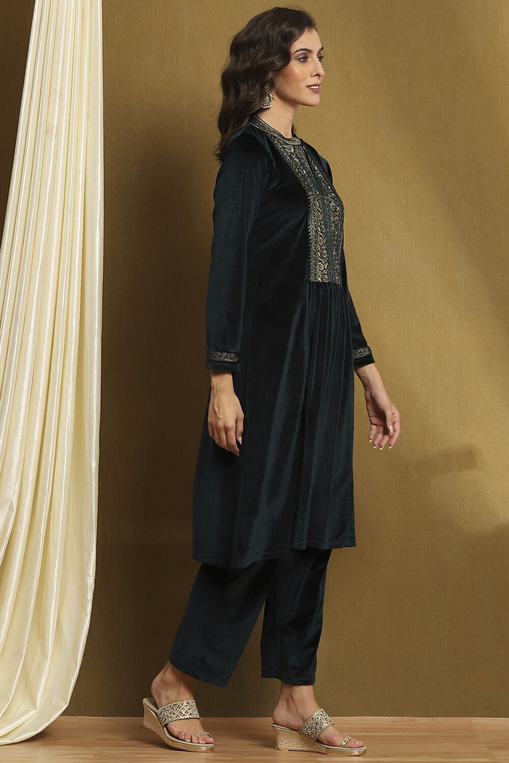 Bottle Green Polyester Straight Suit Set image number 5