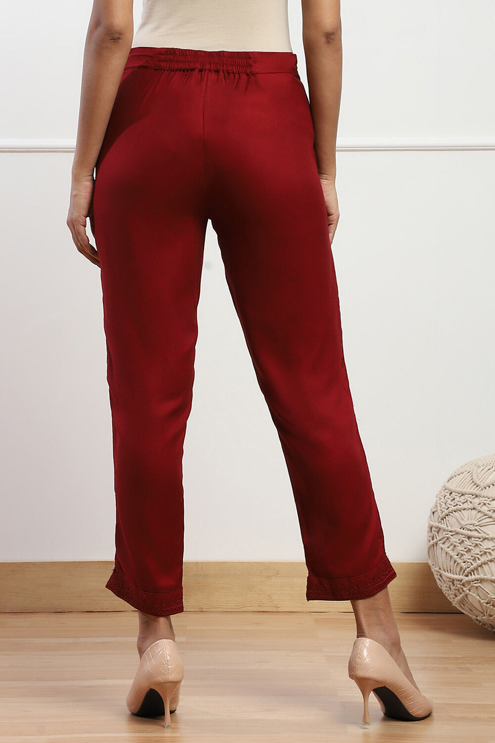 Maroon Viscose Slim Solid Pants image number 4