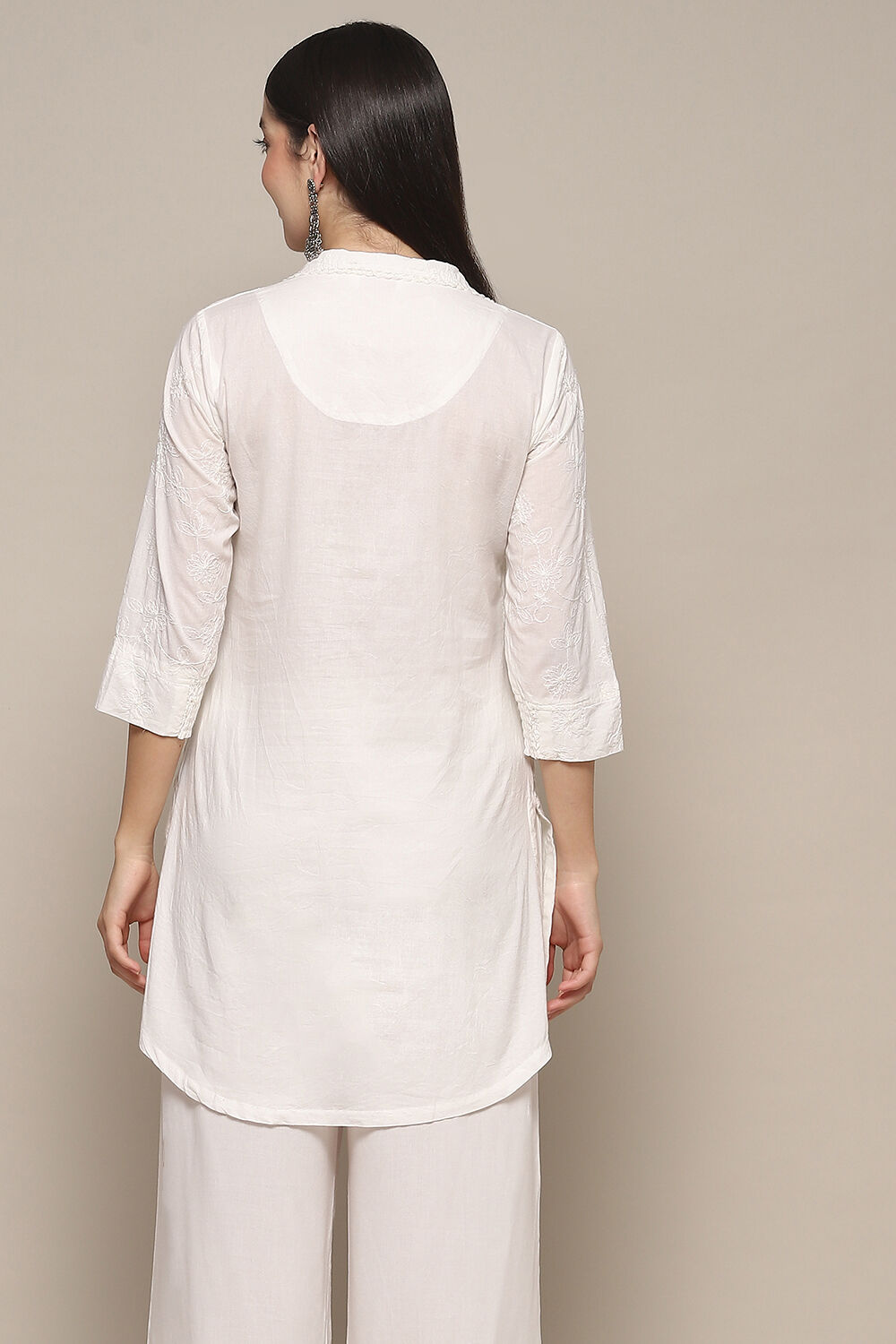 White Cotton Embroidered Straight Short Kurta image number 3