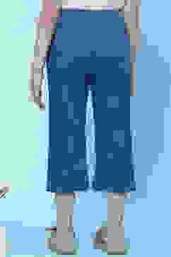 Blue Cotton Solid Capri Pant image number 4