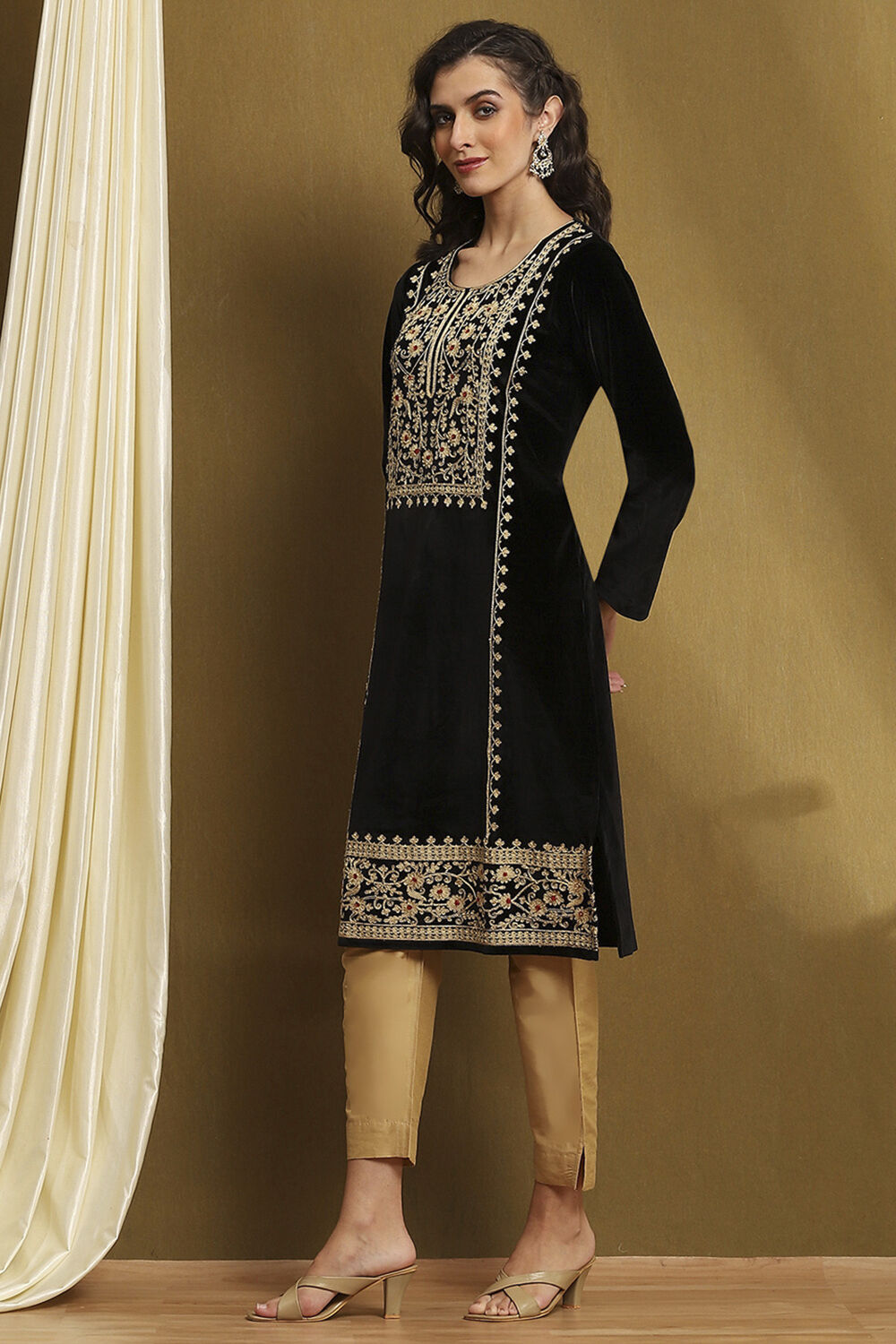 Black Velvet Embroidered Straight Kurta image number 2