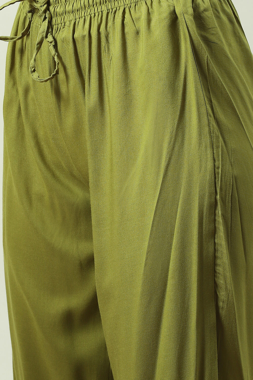 Green Printed Rayon Straight Kurta Regular Pant Suit Set image number 4
