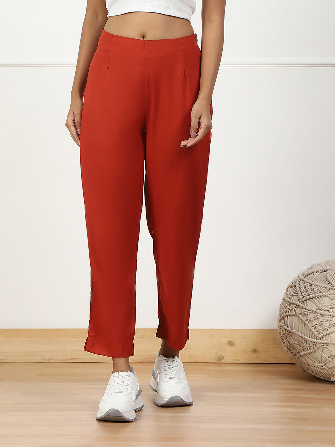 Black Solid Mid-Rise Regular Pants image number 4