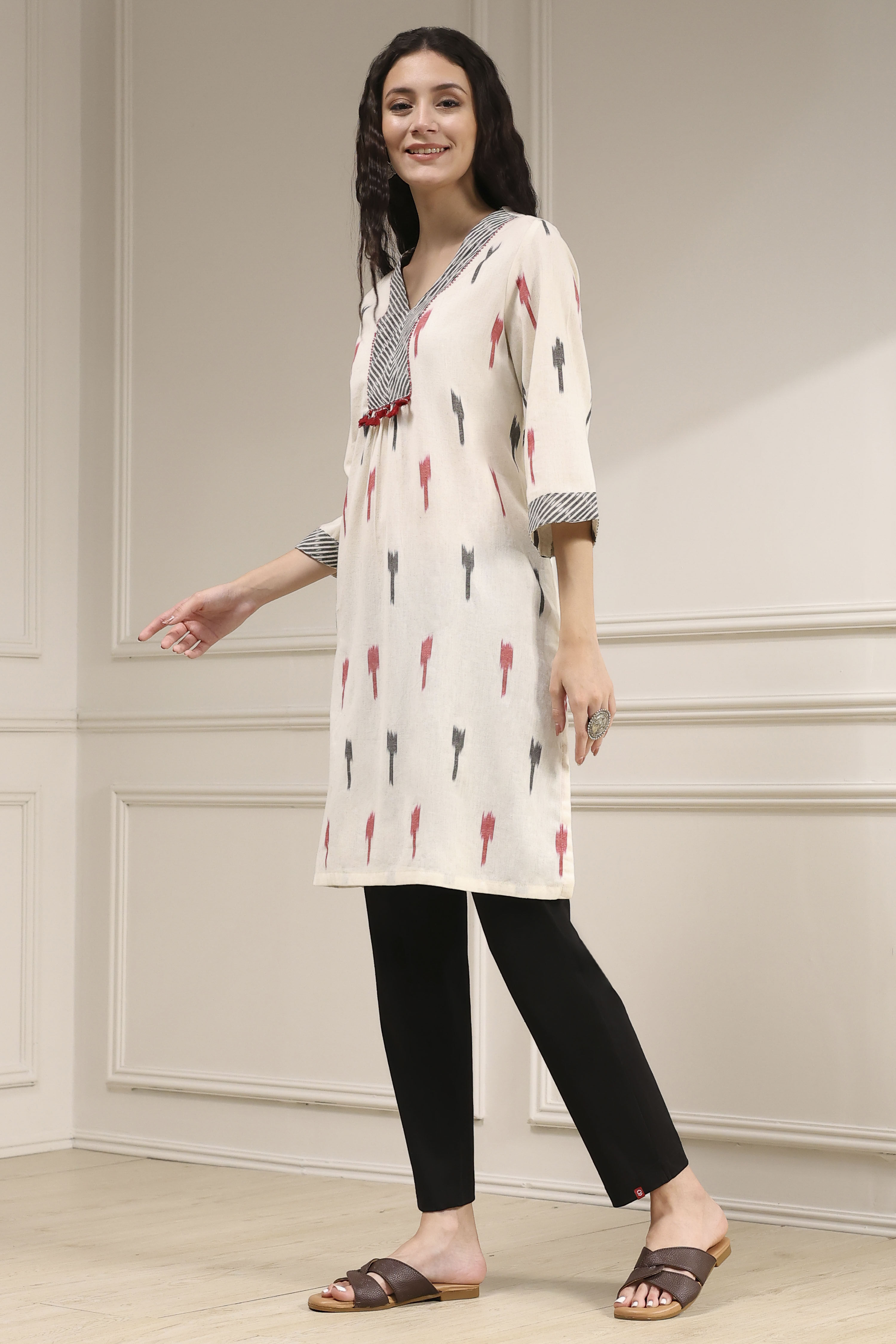 Off-White Cotton Ikat Straight Kurta image number 2