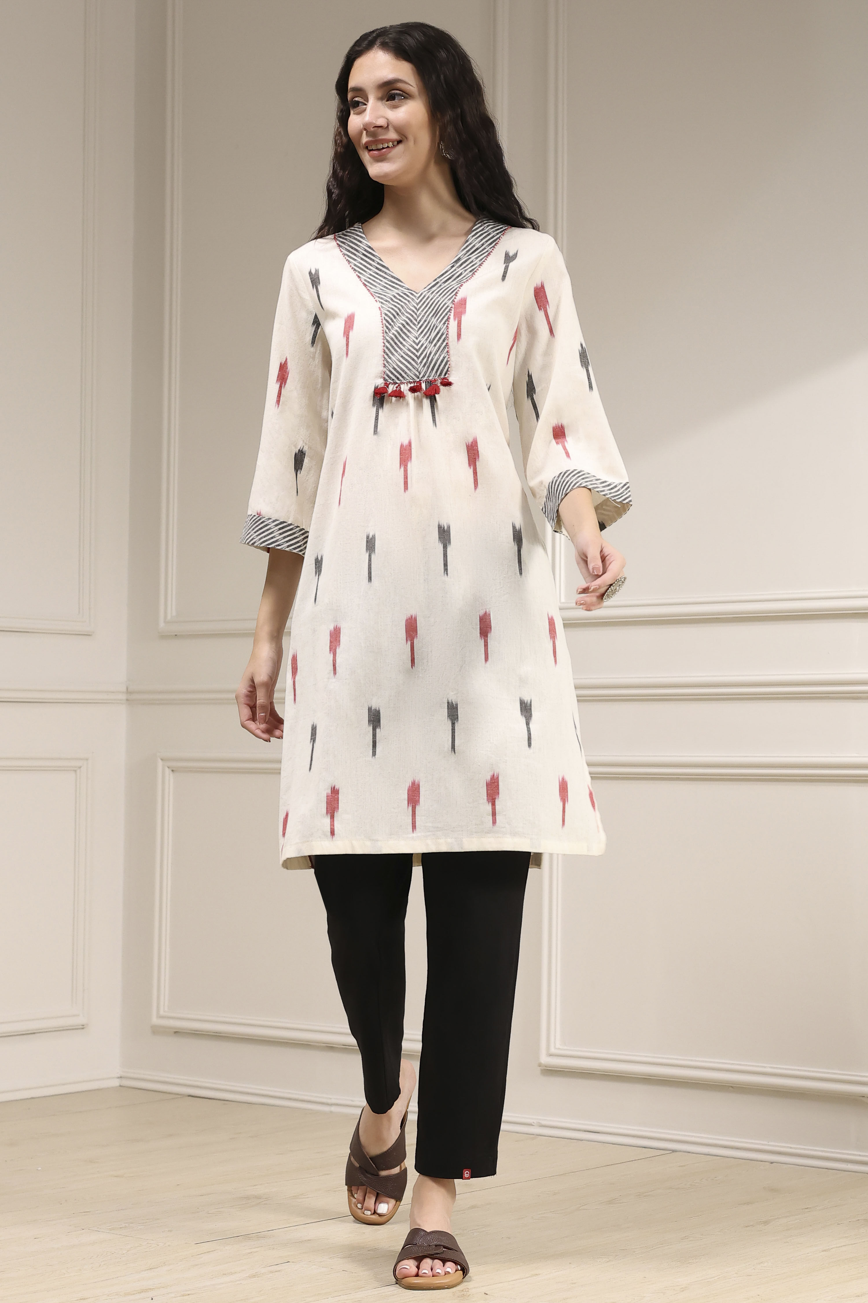 Off-White Cotton Ikat Straight Kurta image number 5