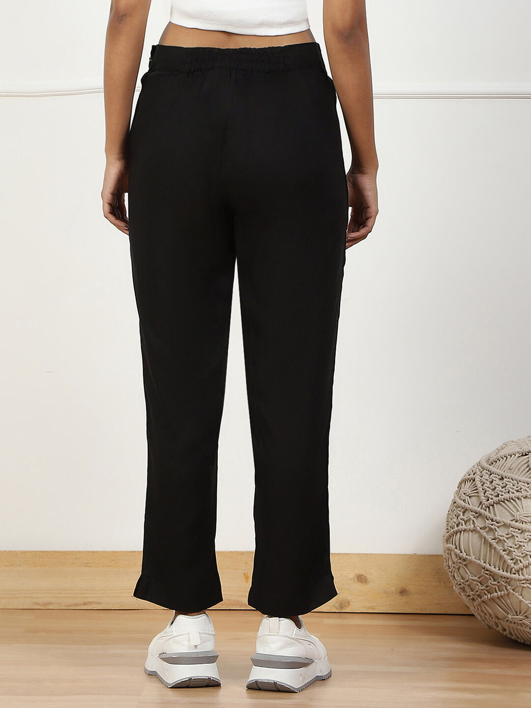 Black Solid Mid-Rise Regular Pants image number 5