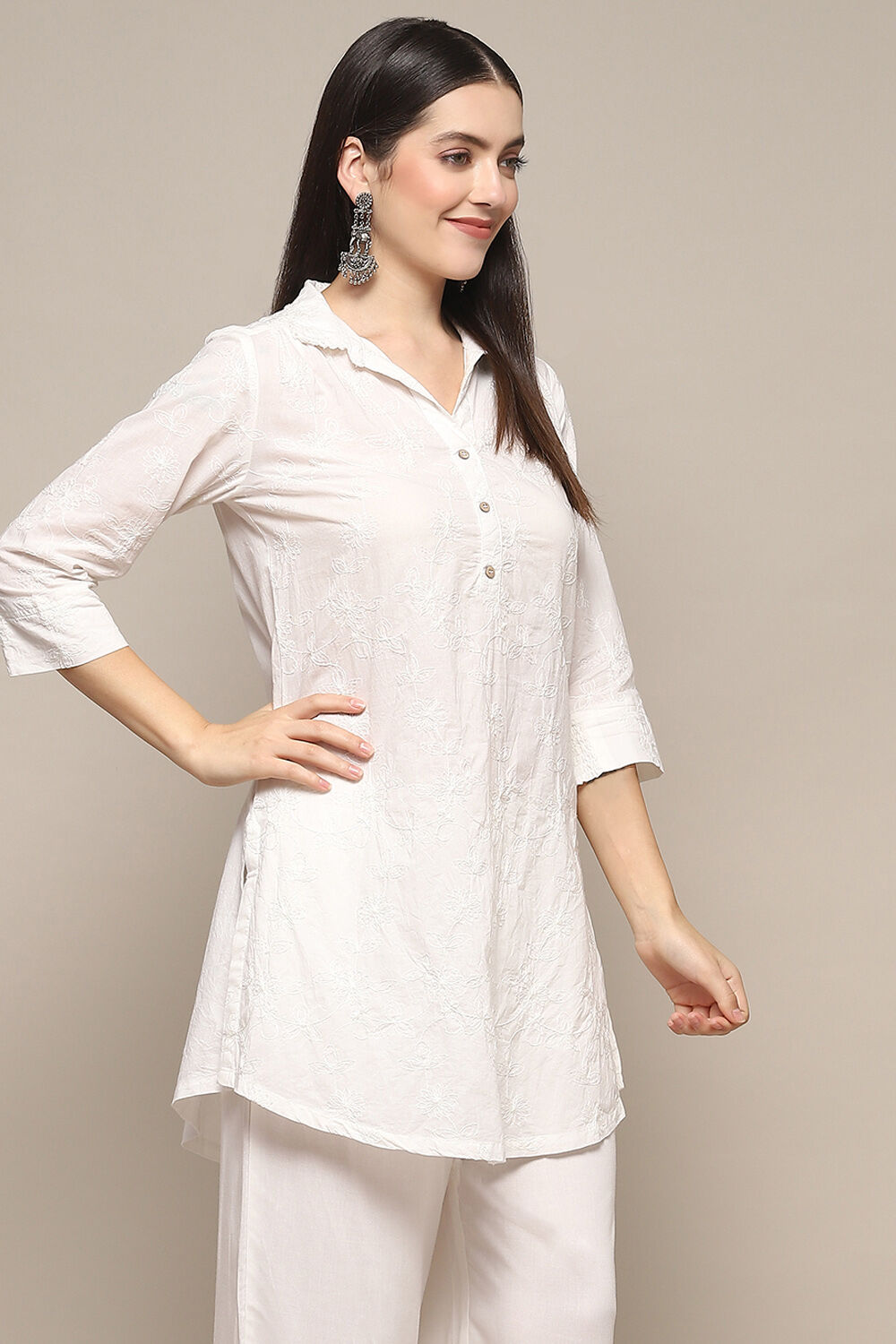White Cotton Embroidered Straight Short Kurta image number 4