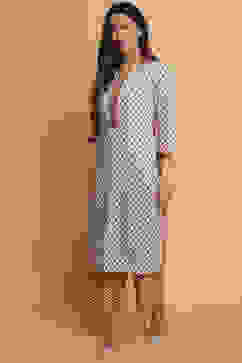 Off White Cotton Straight Kurta Pants Set image number 4