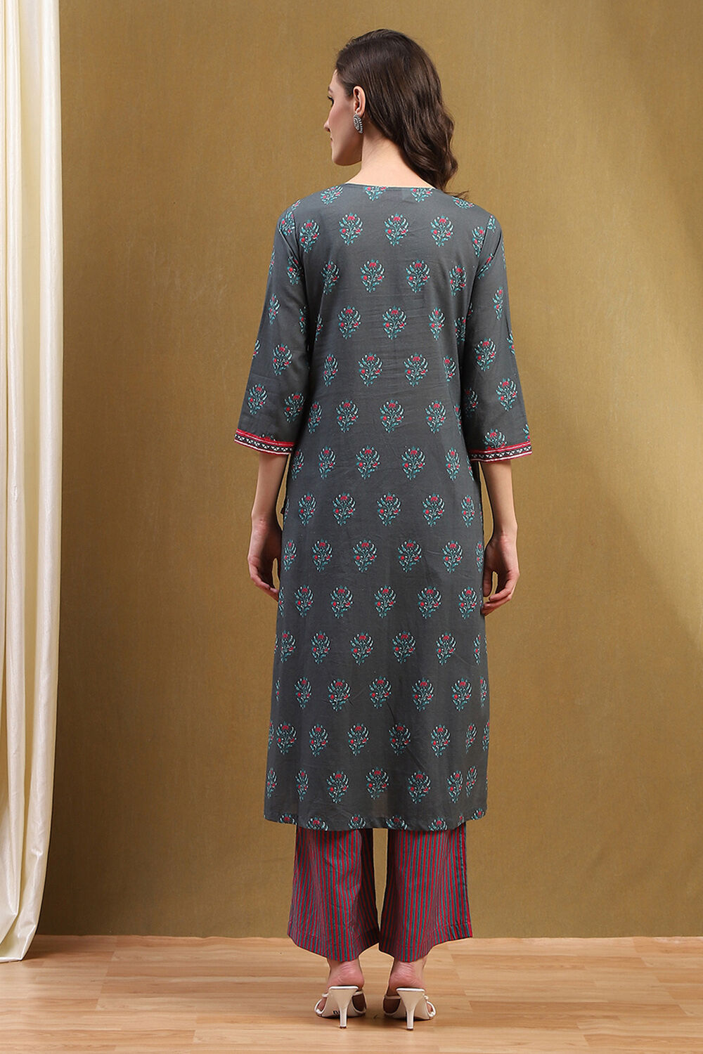 Grey Cotton Floral Printed Gathered Straight Suit Set image number 4