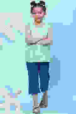 Blue Cotton Solid Capri Pant image number 5