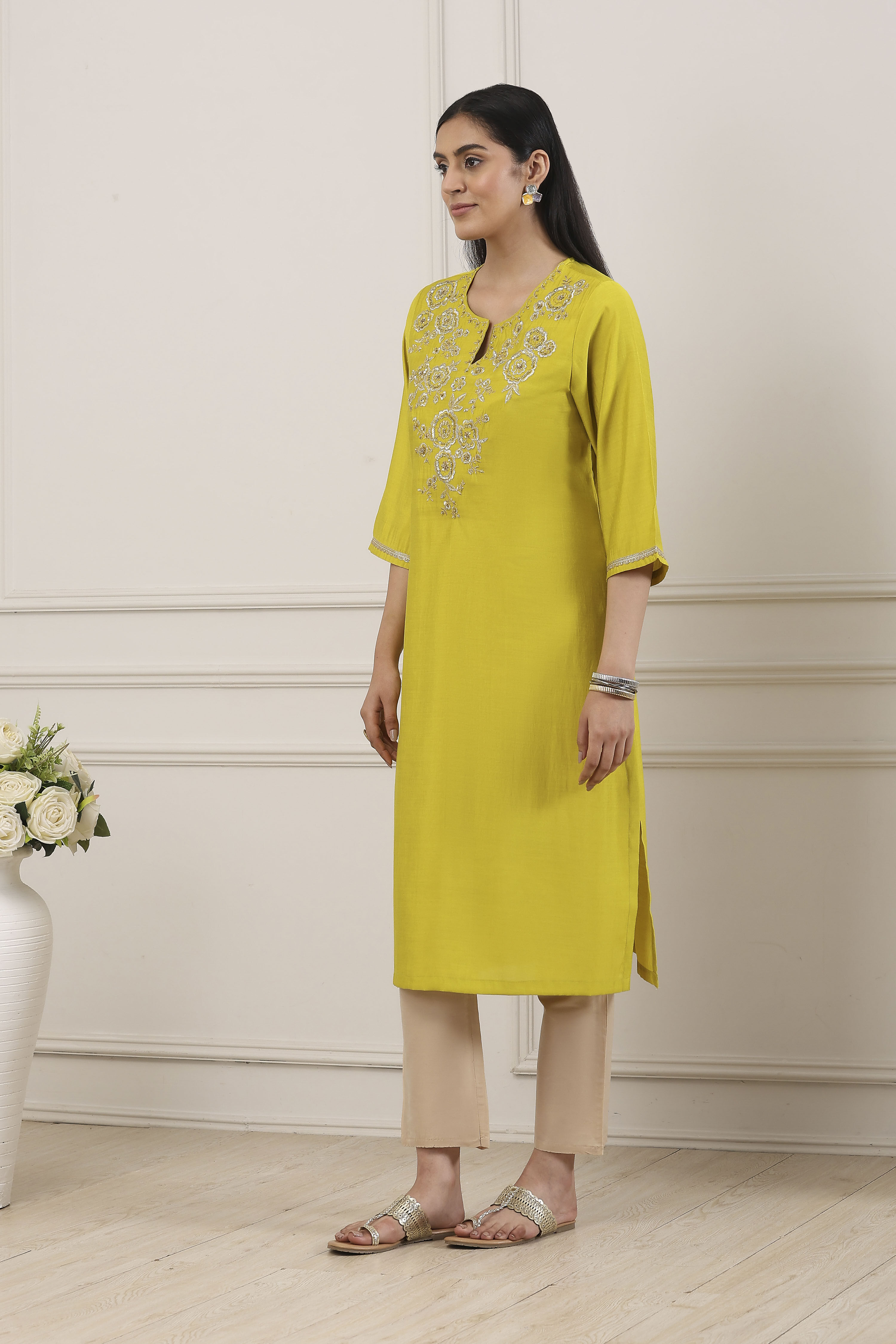 Green Sequined Embroidered Straight Kurta image number 2