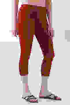 Maroon Cotton Lycra Solid Fitted Cropped Leggings image number 3