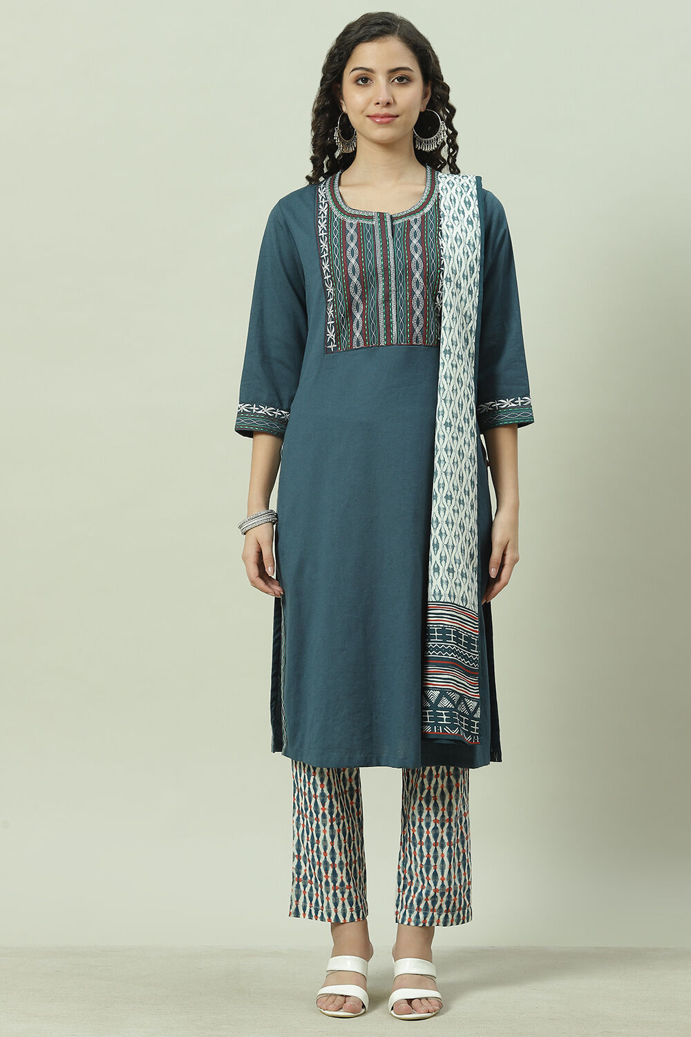 Blue Straight Kurta Regular Pants Suit Set image number 6