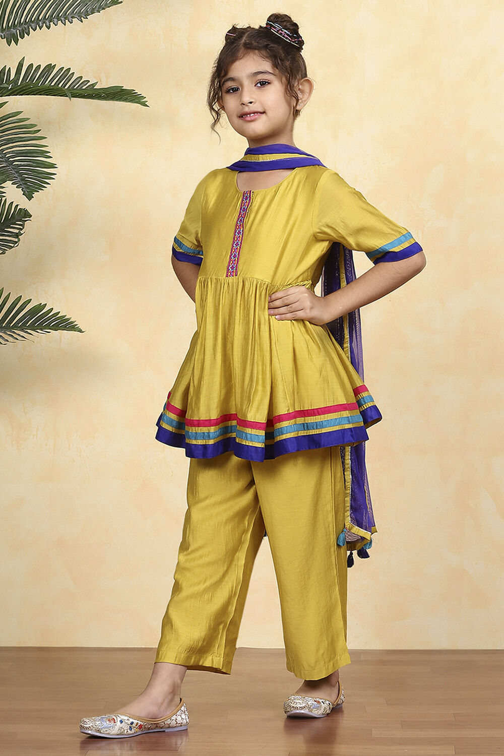 Green Polyester Blend Solid Gathered Suit Set image number 3