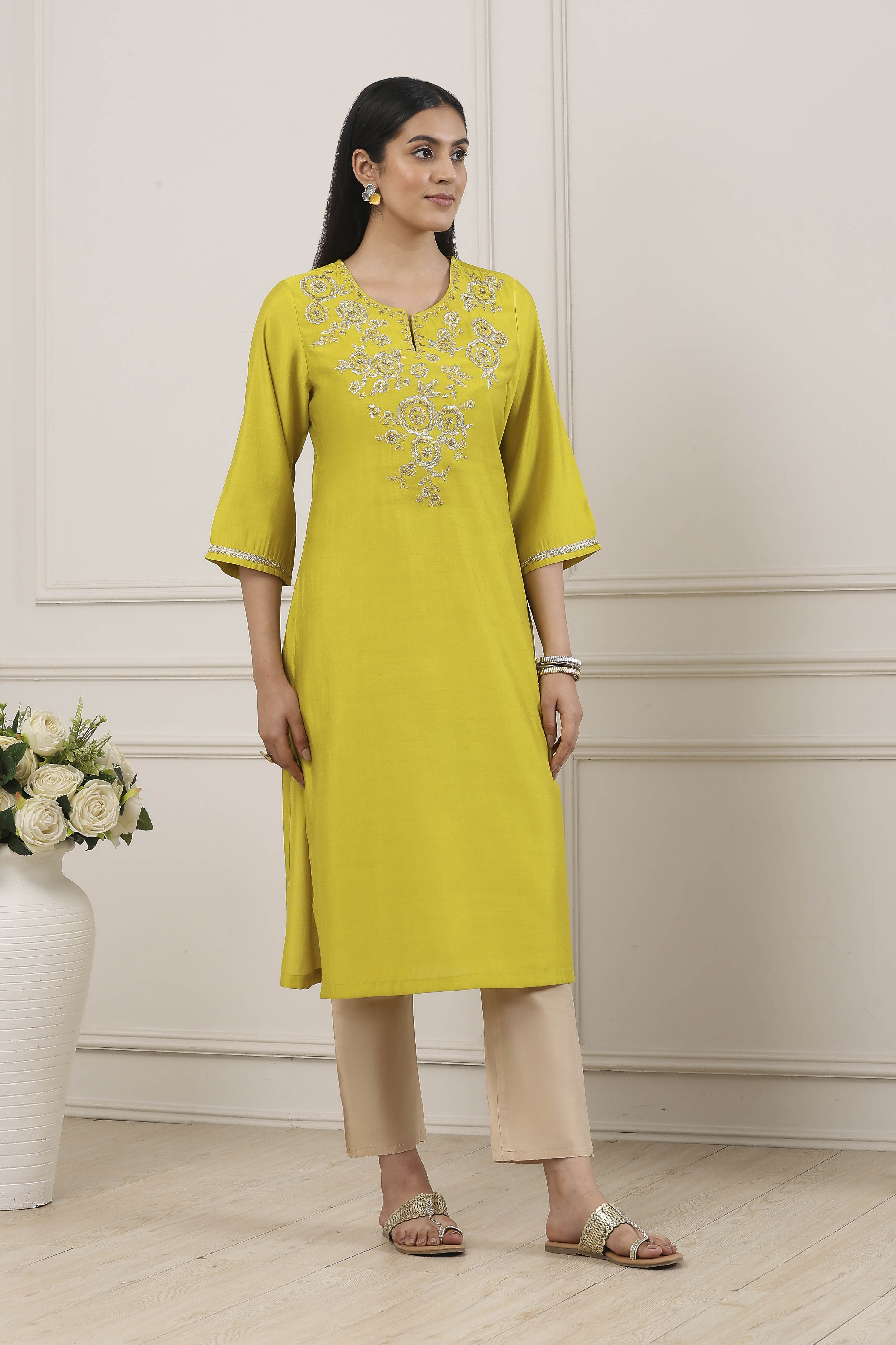 Green Sequined Embroidered Straight Kurta image number 4