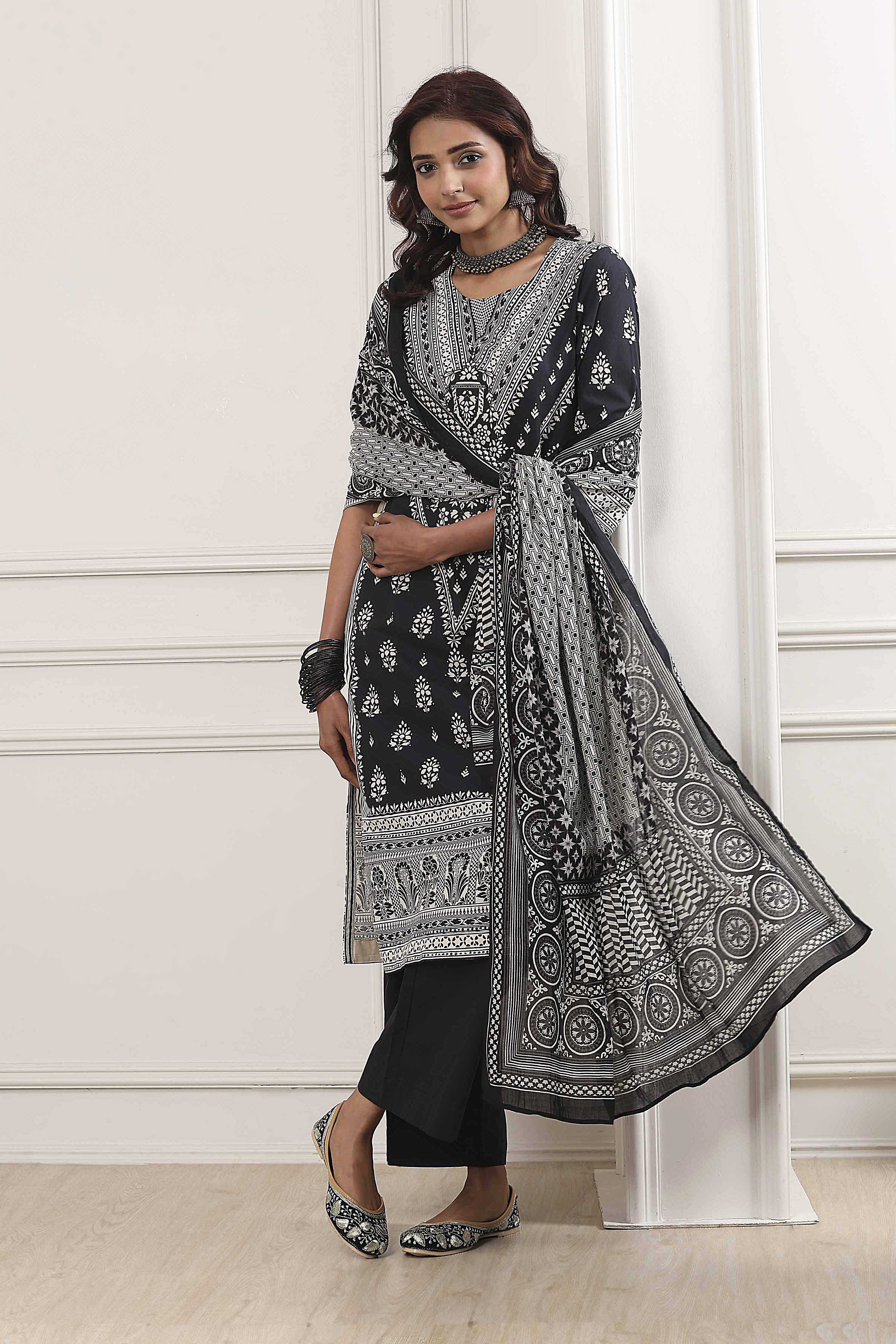 Black Cotton Printed Straight Suit Set image number 0