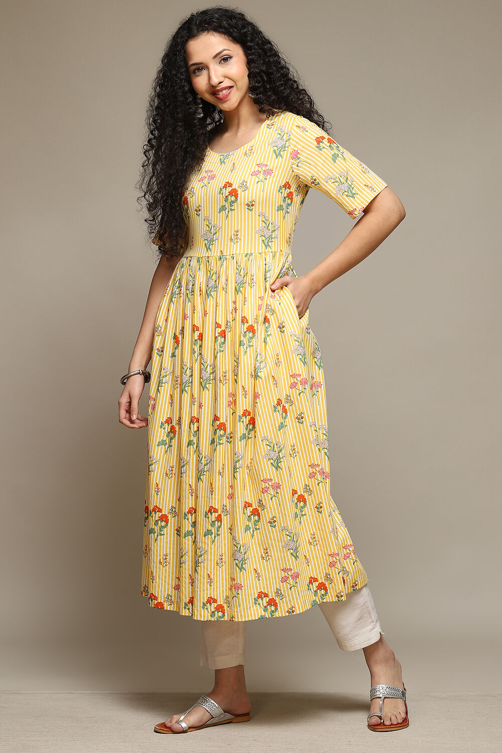 Yellow Rayon Straight Printed Kurta image number 2