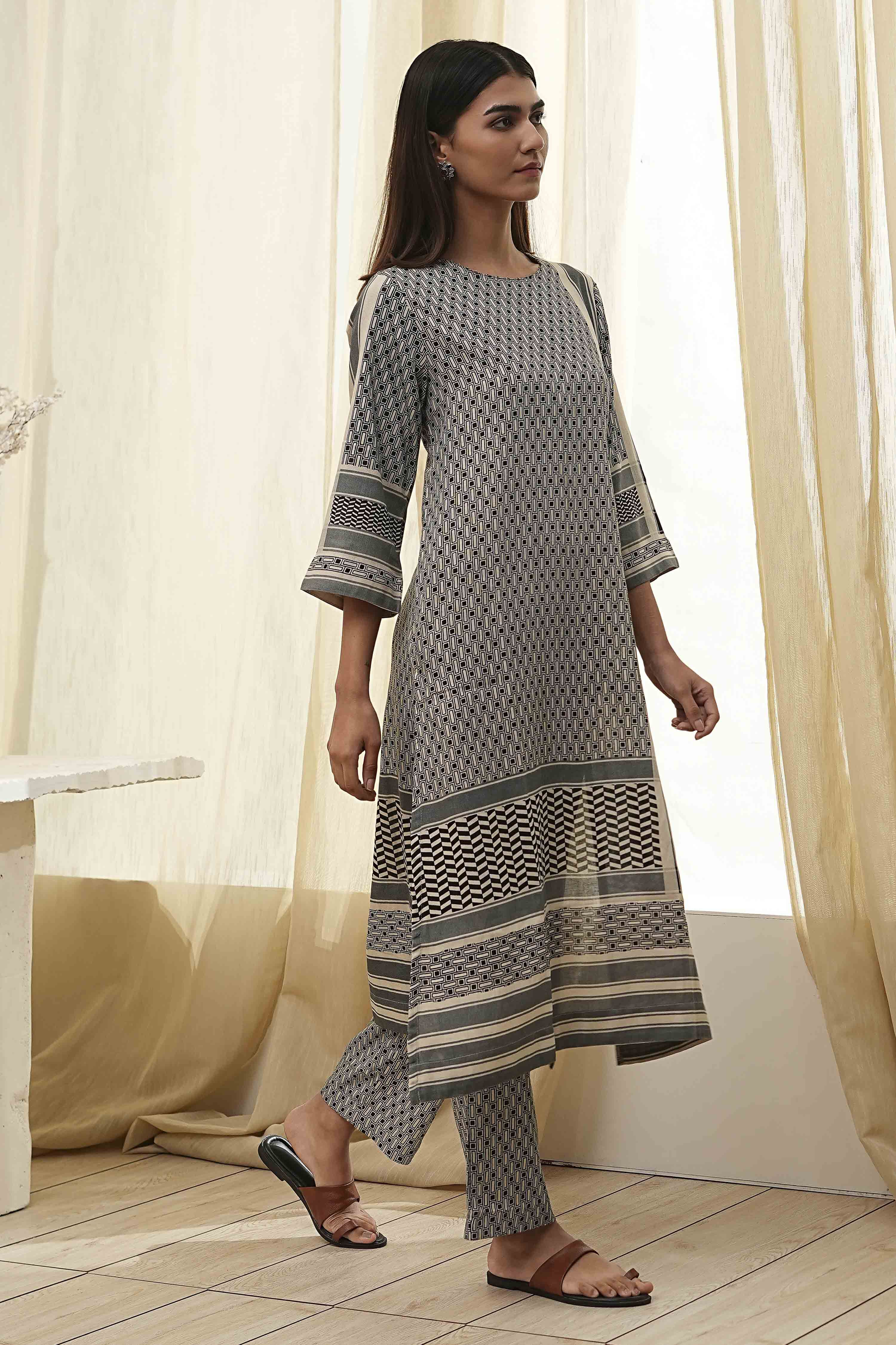 Black and Beige Printed Straight Kurta Set image number 6