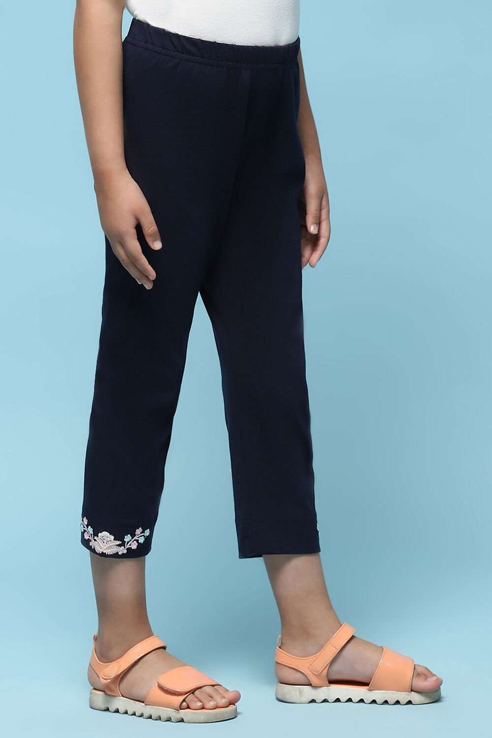 Navy Blue Cotton Lycra Regular Fit Capri image number 3