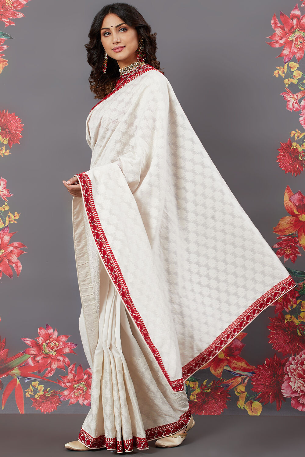 Off White Chanderi Silk Solid Saree With Blouse image number 5