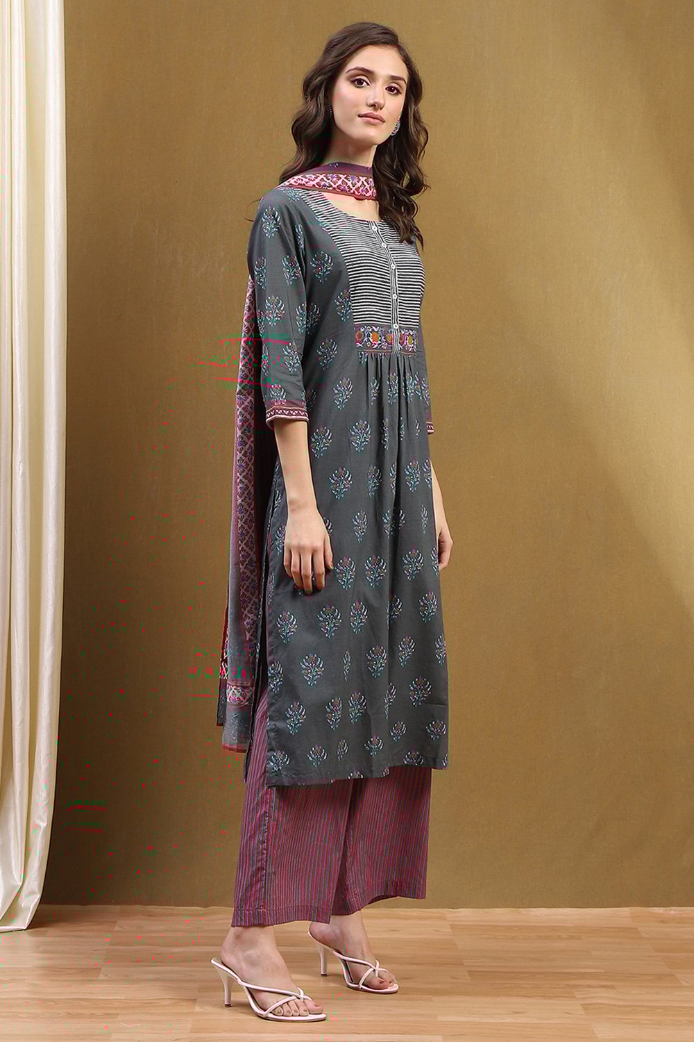 Grey Cotton Floral Printed Gathered Straight Suit Set image number 5