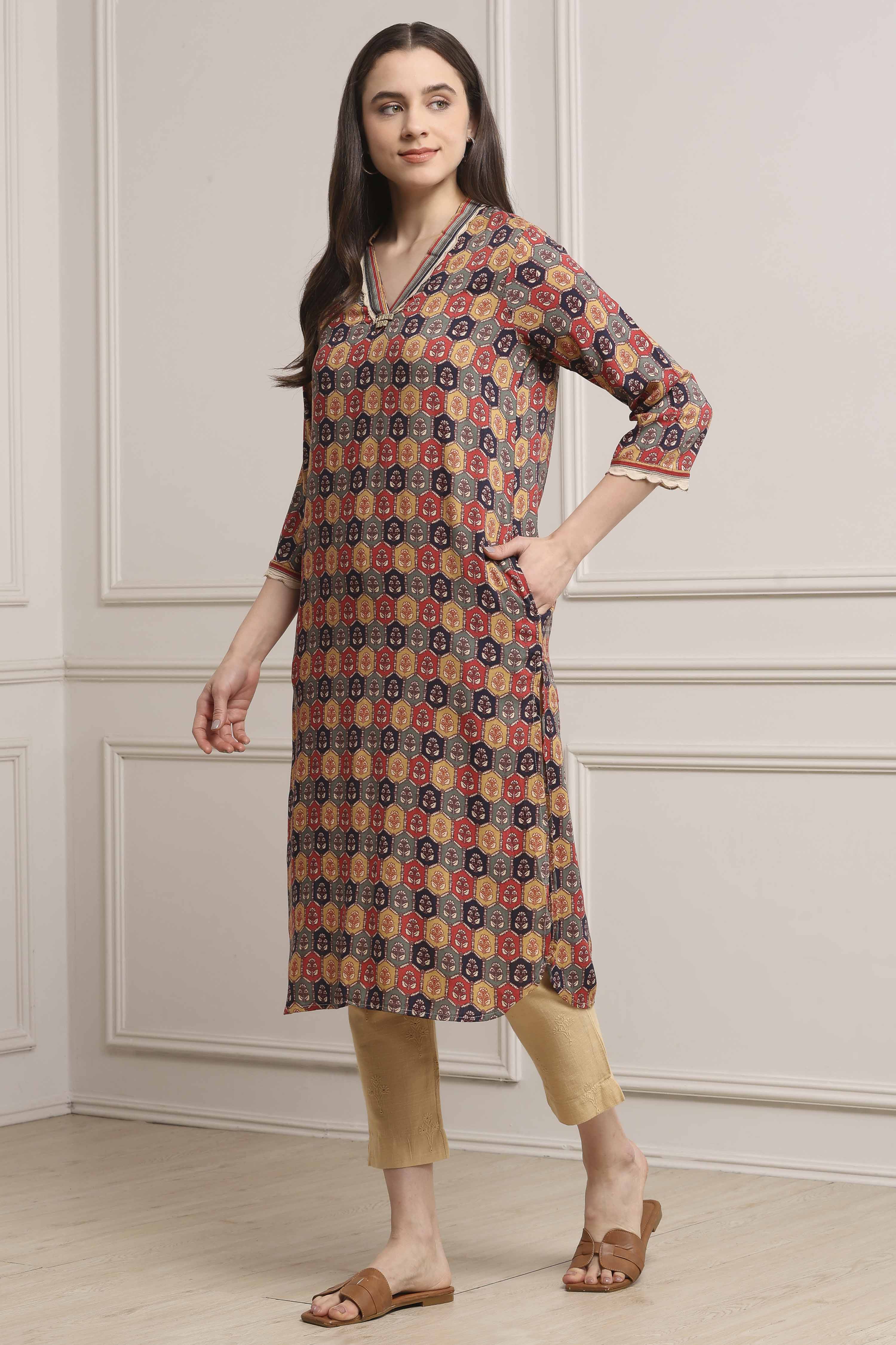 Maroon Viscose Rayon Straight Kurta Pants Set image number 3