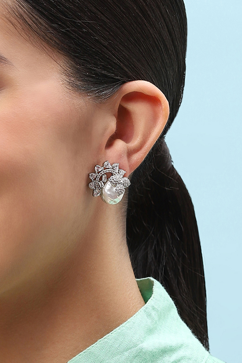 White Pearl Brass earrings image number 3