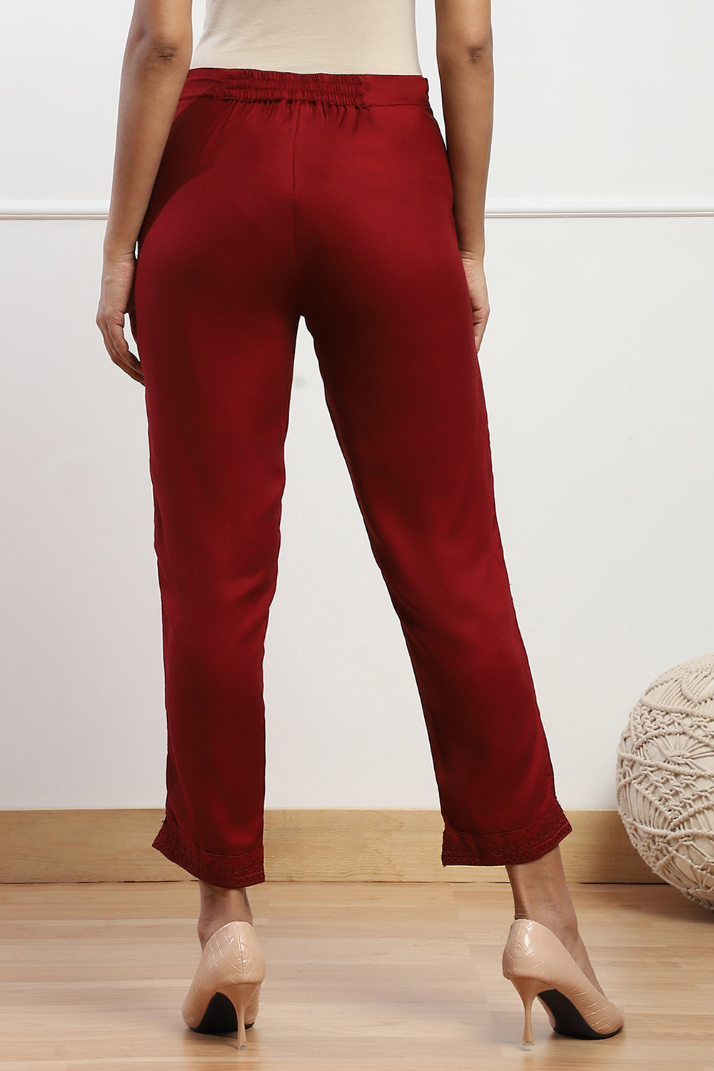 Maroon Viscose Slim Solid Pants image number 4