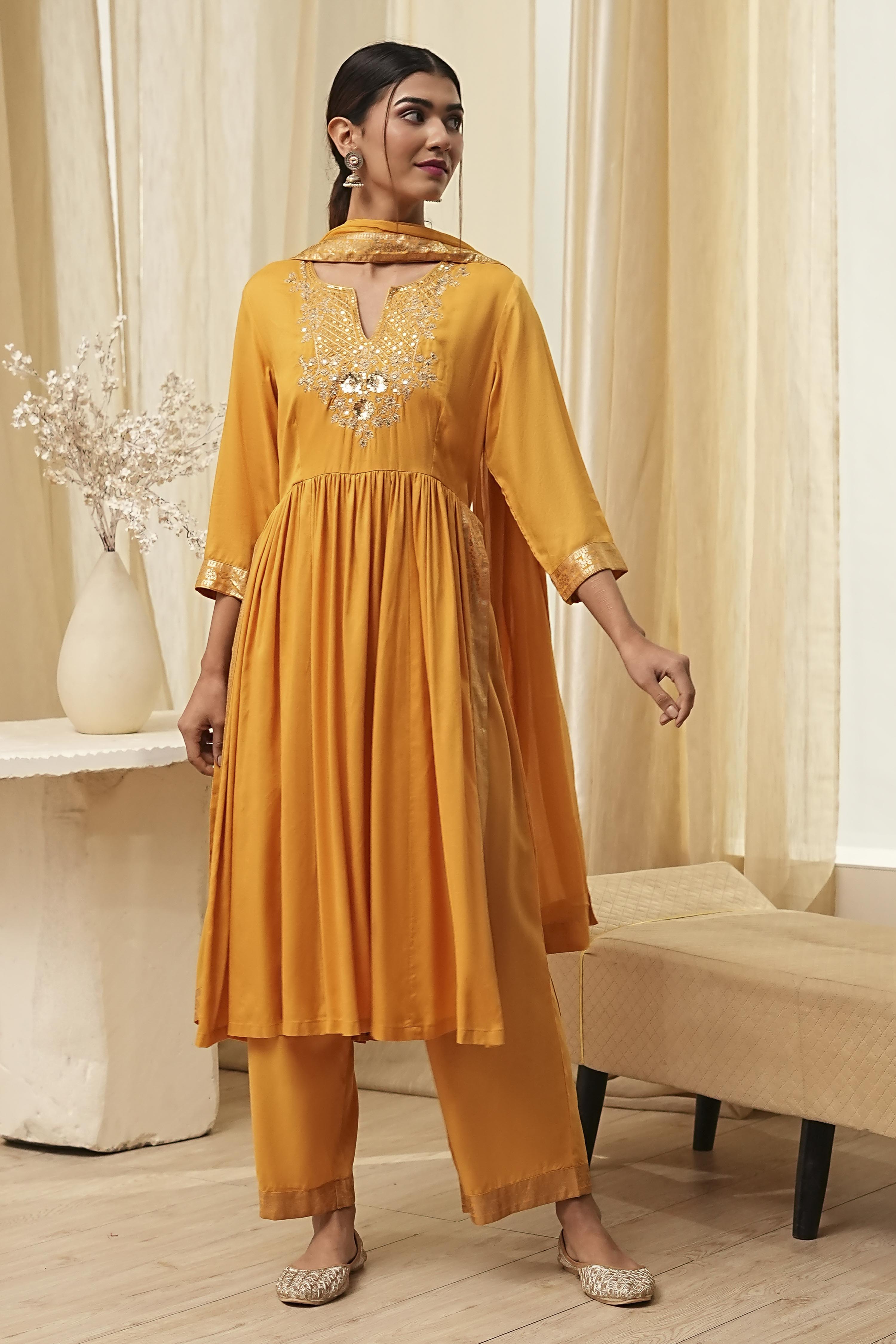 Cream-Colored Viscose Embellished Gathered Suit Set image number 6