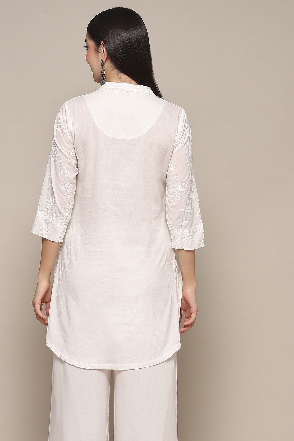 White Cotton Embroidered Straight Short Kurta image number 3