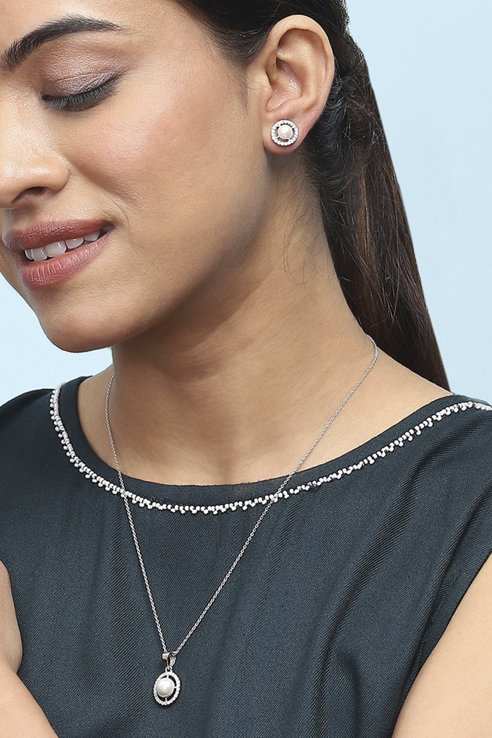 Pearl Embellished Necklace Set image number 3