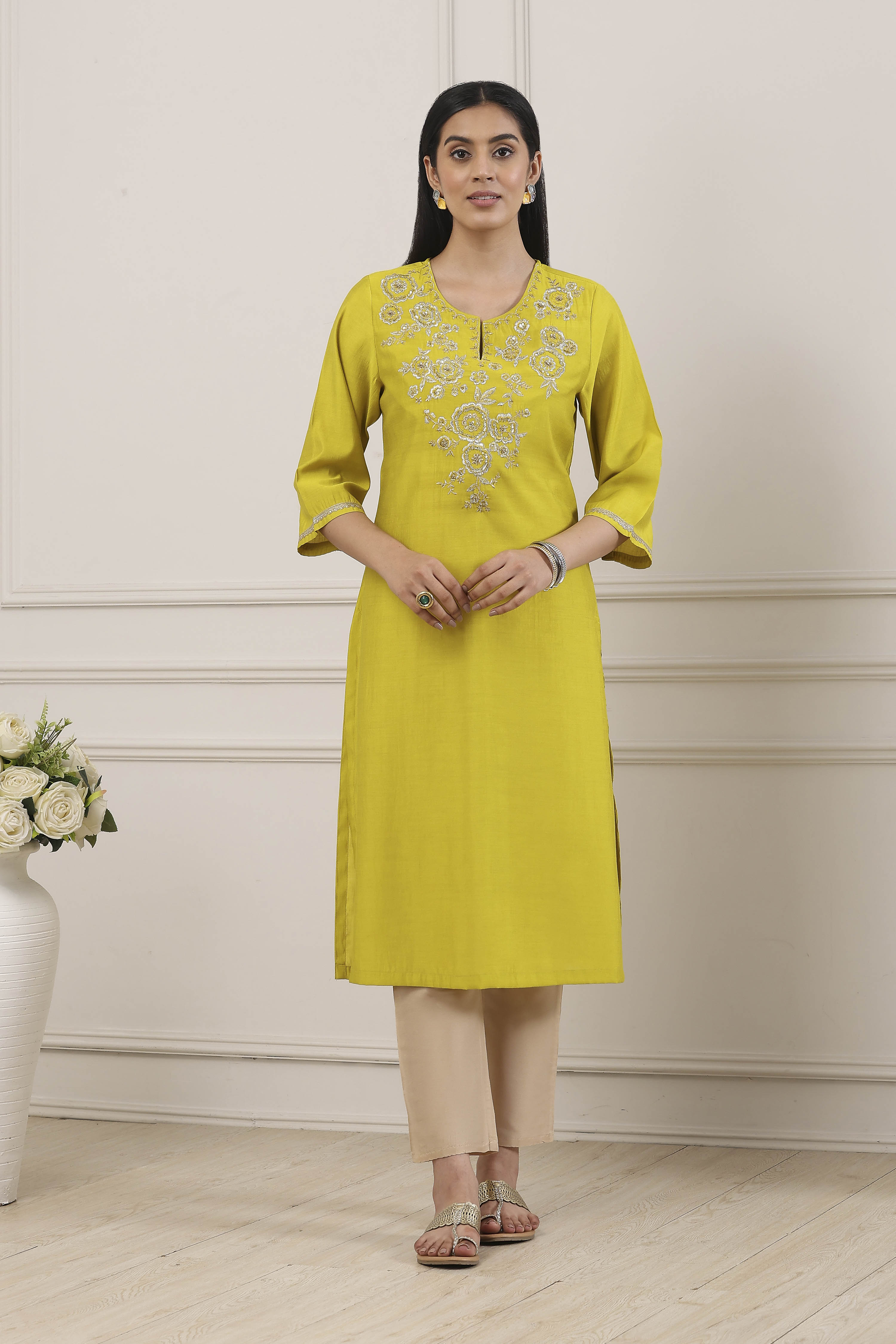 Green Sequined Embroidered Straight Kurta image number 5