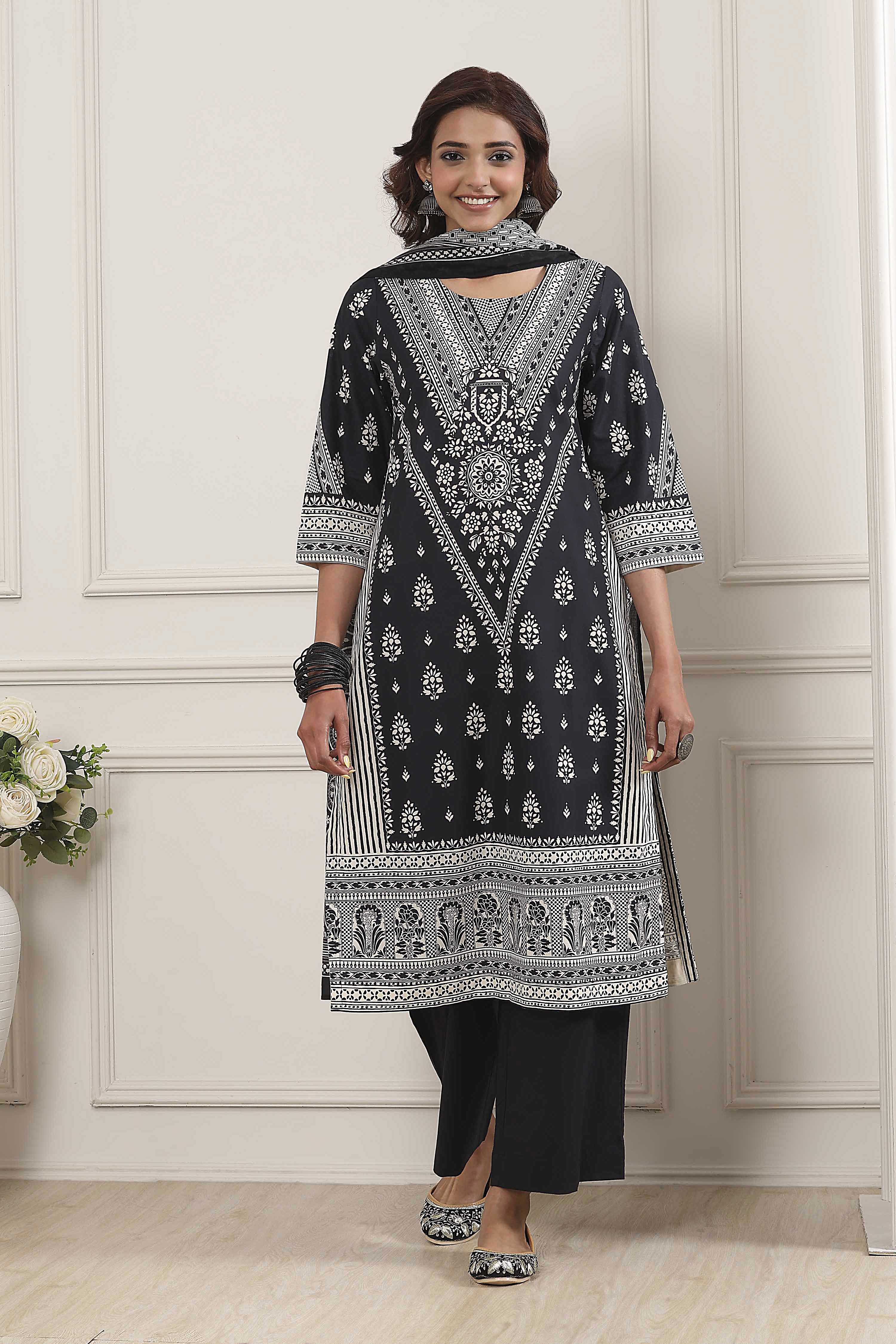 Black Cotton Printed Straight Suit Set image number 6