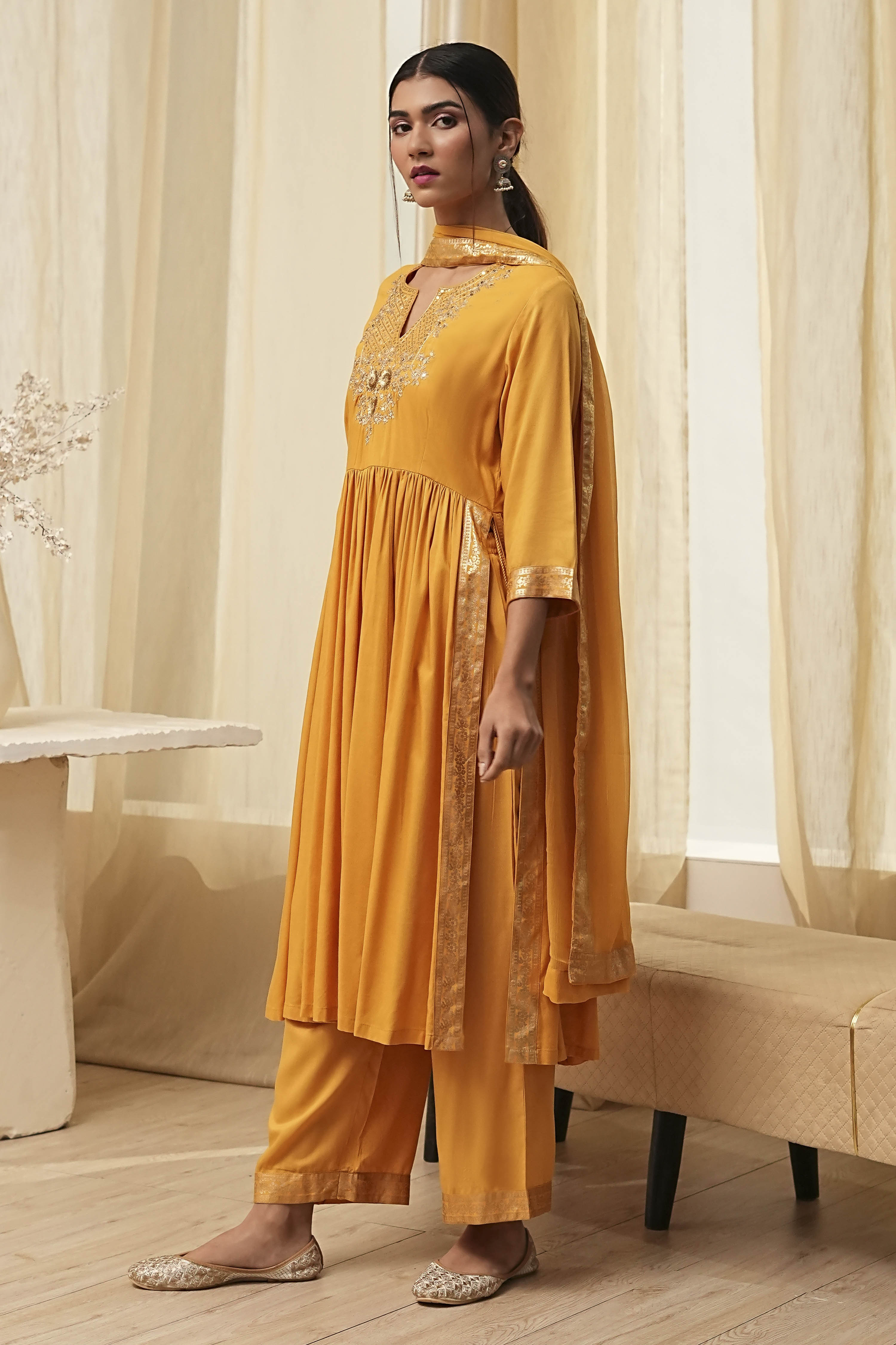 Cream-Colored Viscose Embellished Gathered Suit Set image number 3