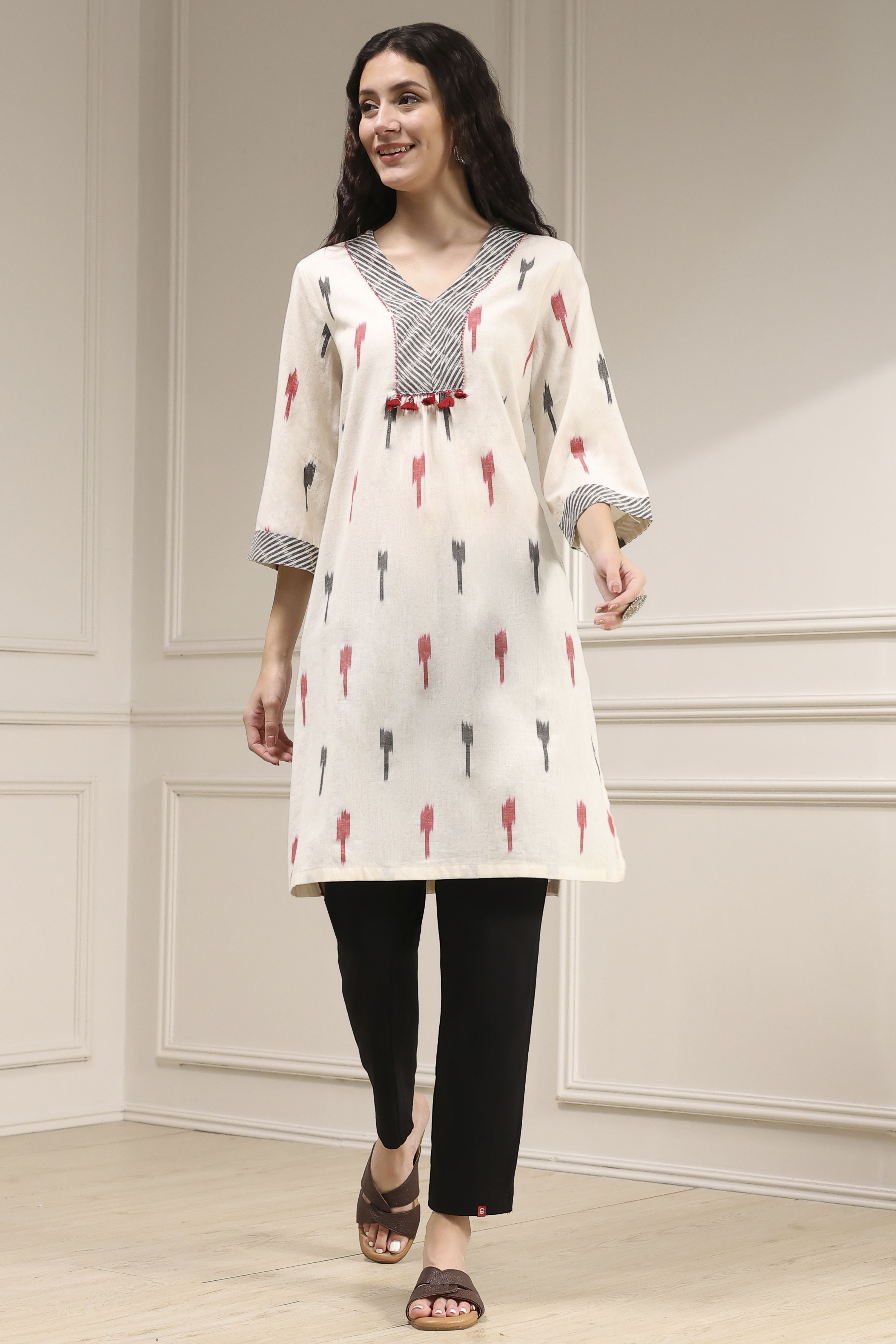 Off-White Cotton Ikat Straight Kurta image number 5