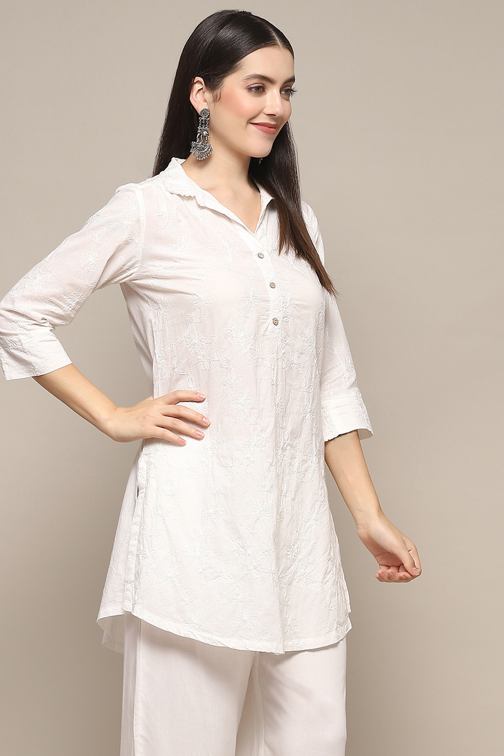White Cotton Embroidered Straight Short Kurta image number 4