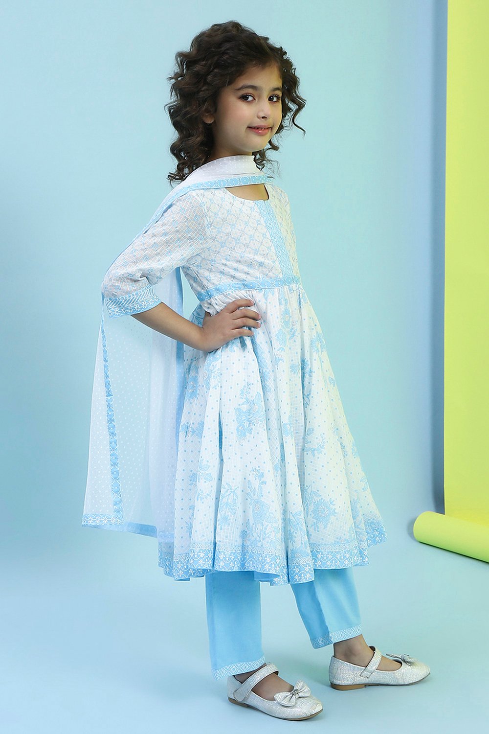 White and Blue Cotton Printed Gathered Suit Set image number 5