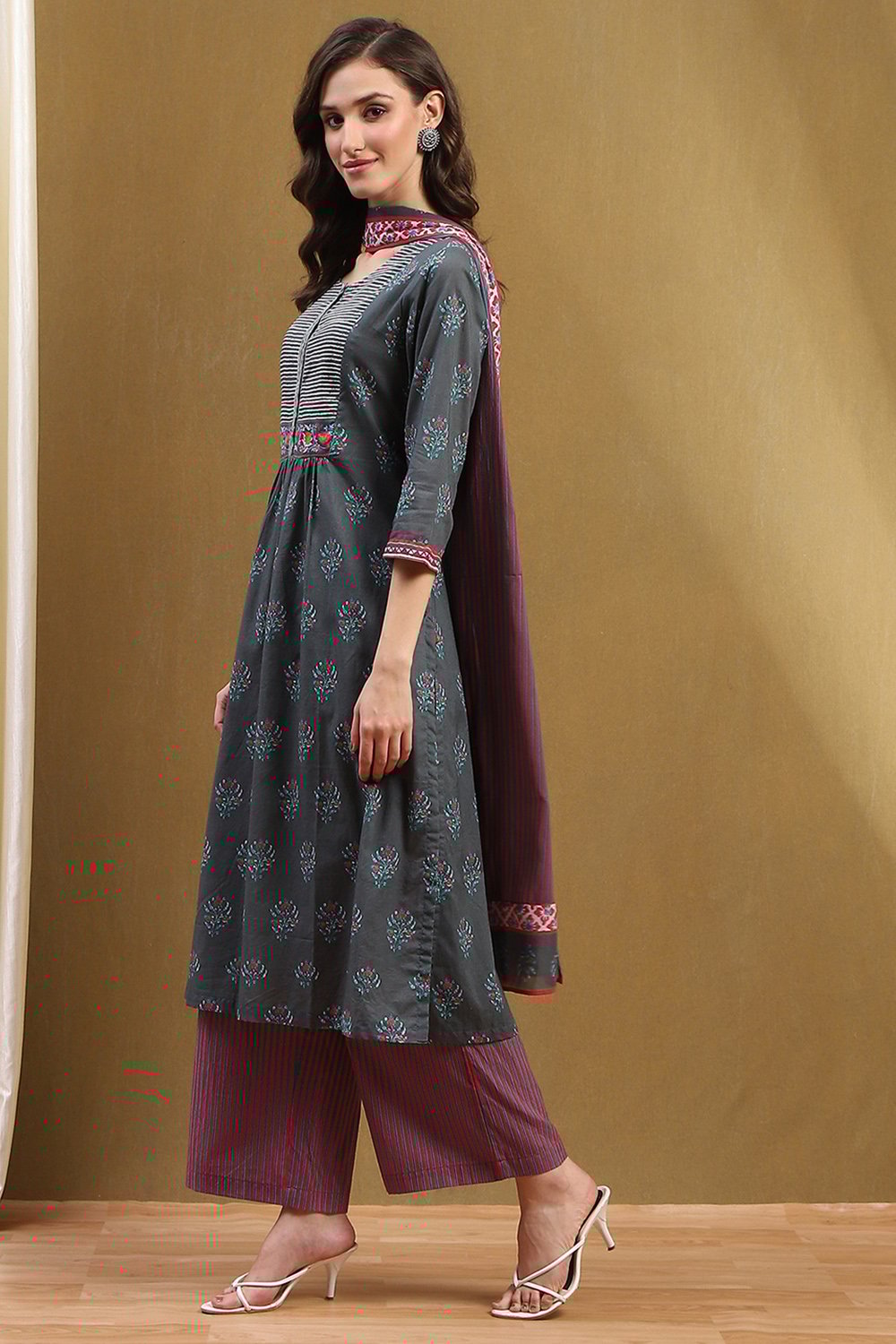 Grey Cotton Floral Printed Gathered Straight Suit Set image number 3