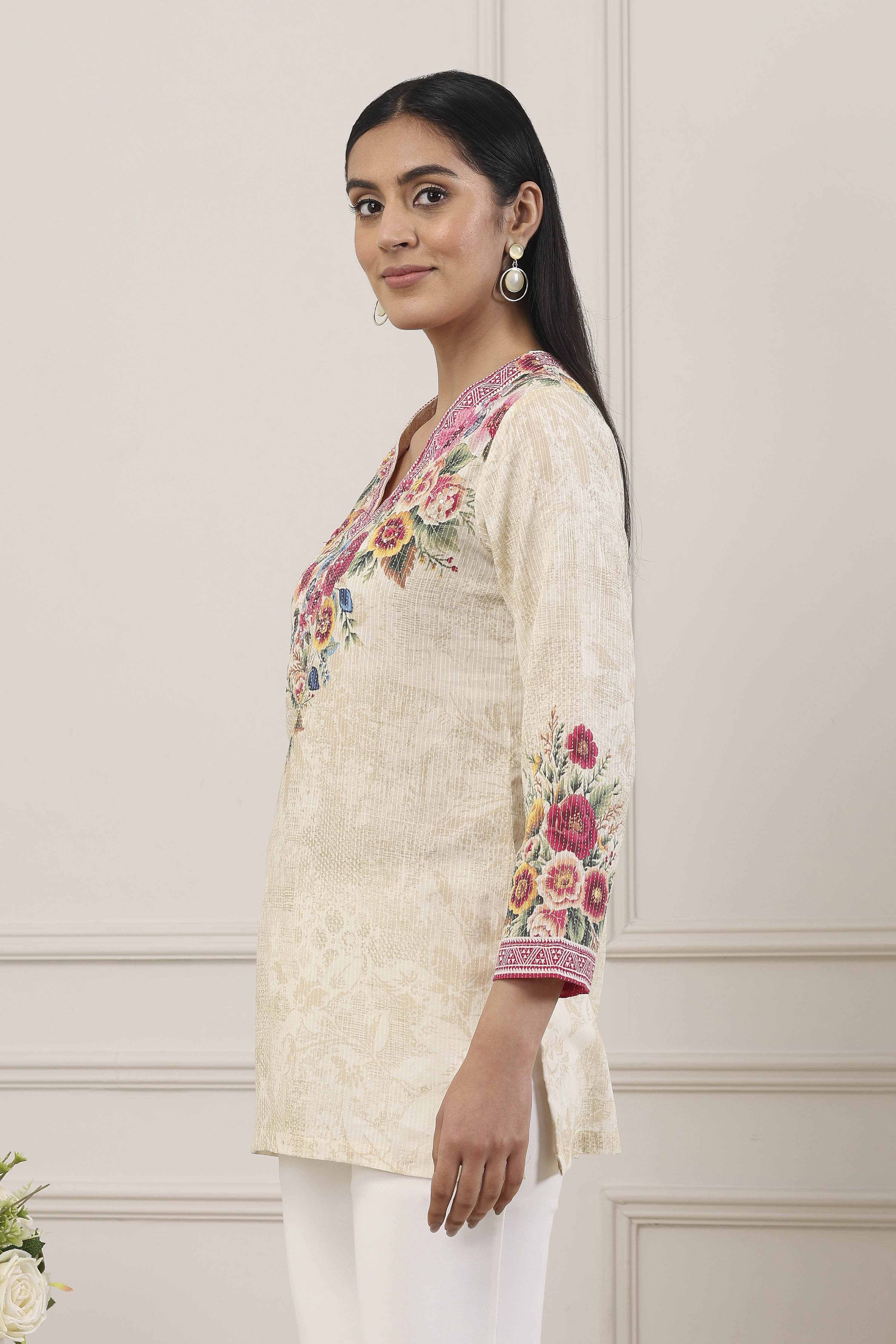 Pink Floral Printed Yoke Straight Kurti image number 2