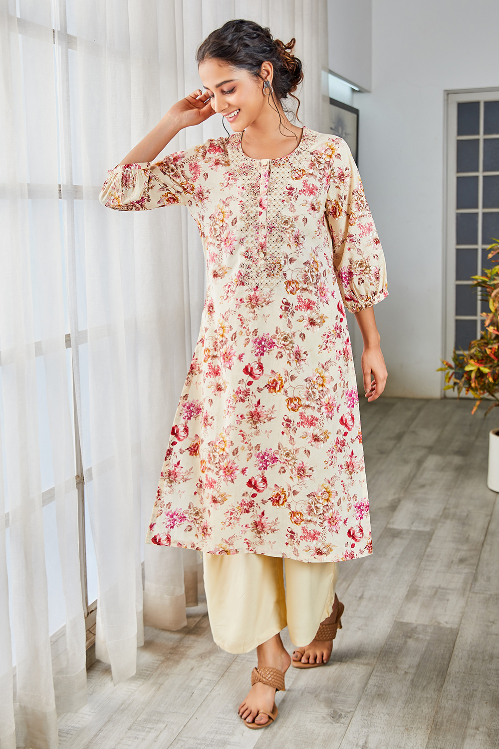 Beige & Pink Cotton Floral Printed Straight Kurta image number 2