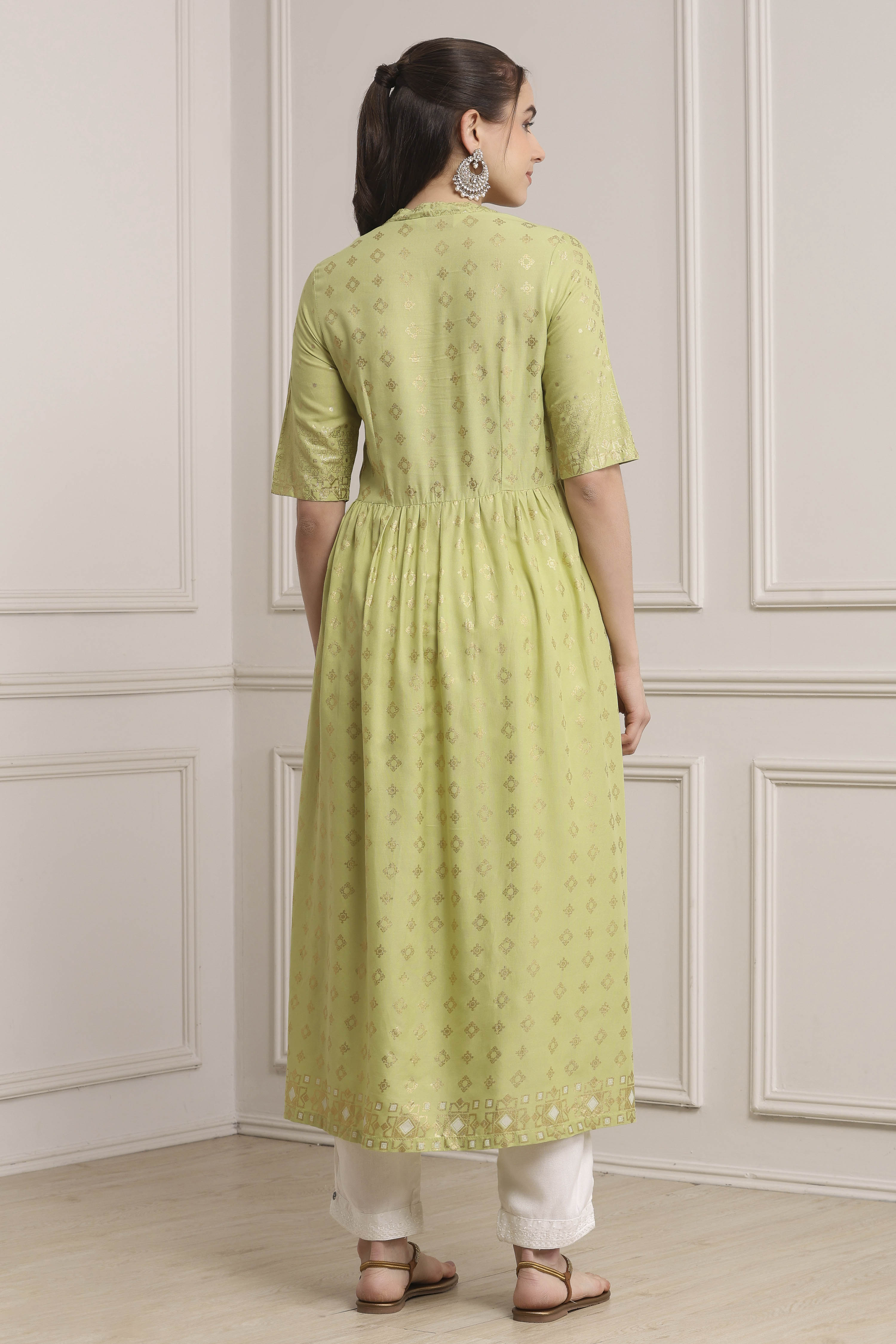 Green Viscose Rayon Flared Kurta Pants Set image number 4