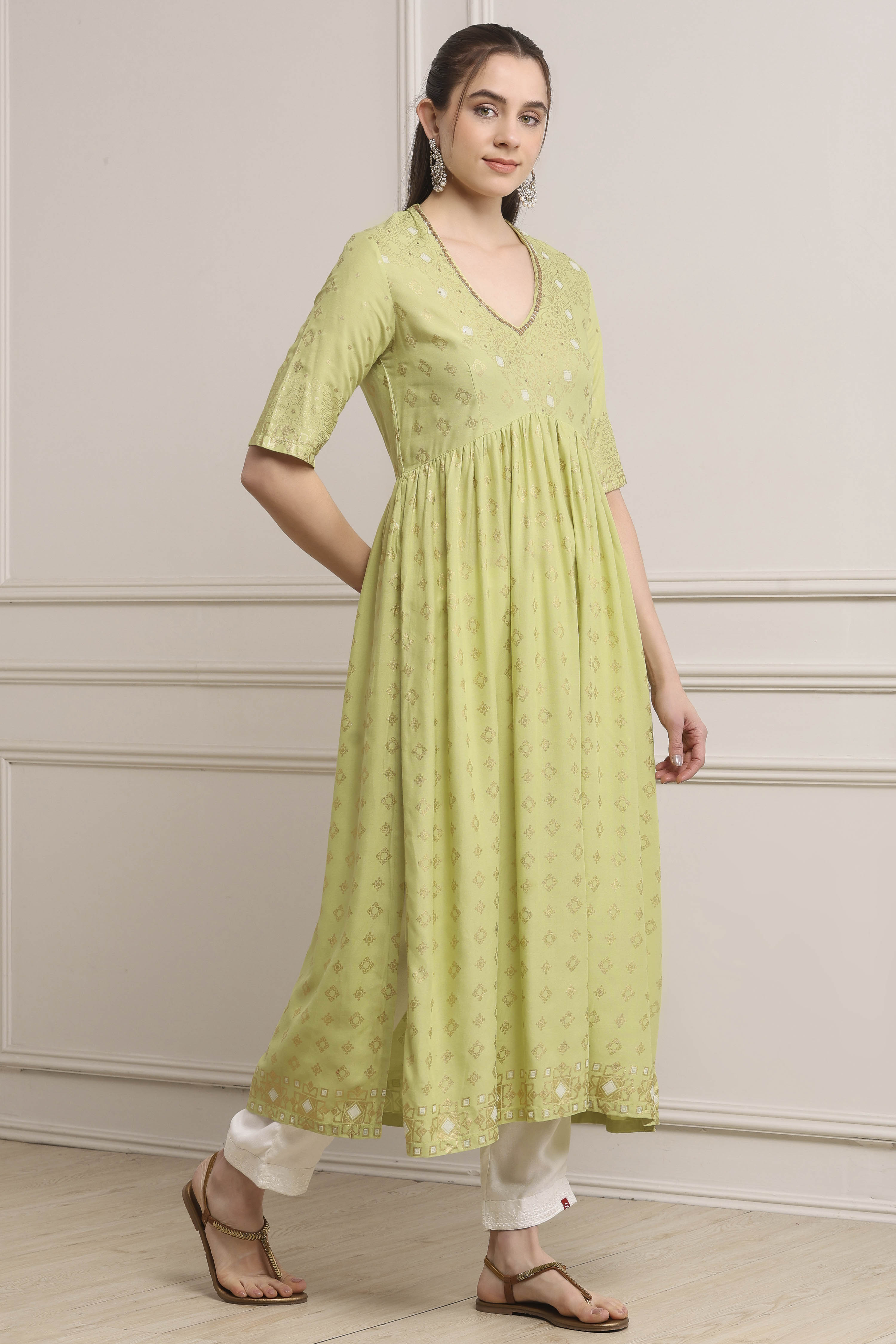 Green Viscose Rayon Flared Kurta Pants Set image number 5