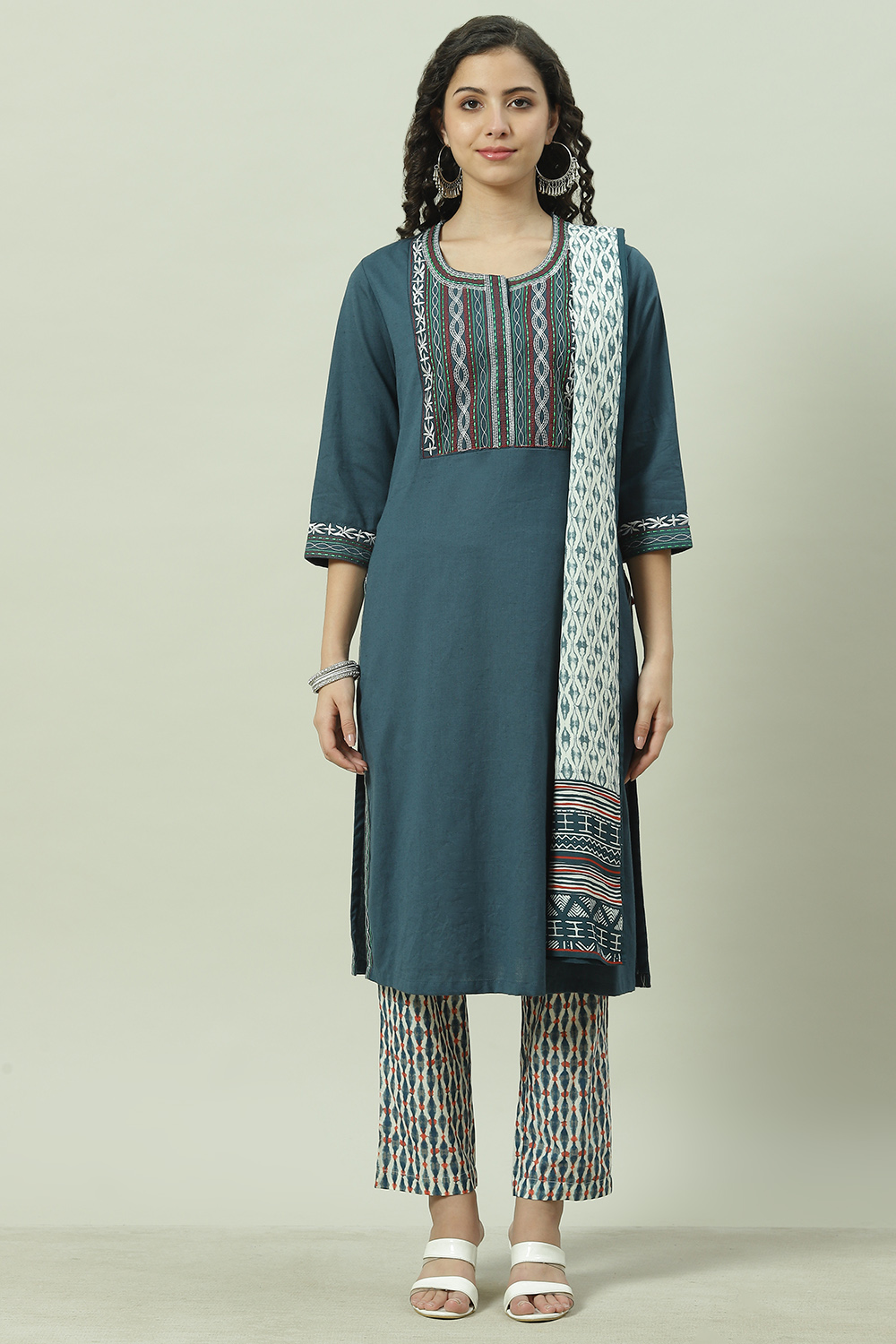 Blue Straight Kurta Regular Pants Suit Set image number 6