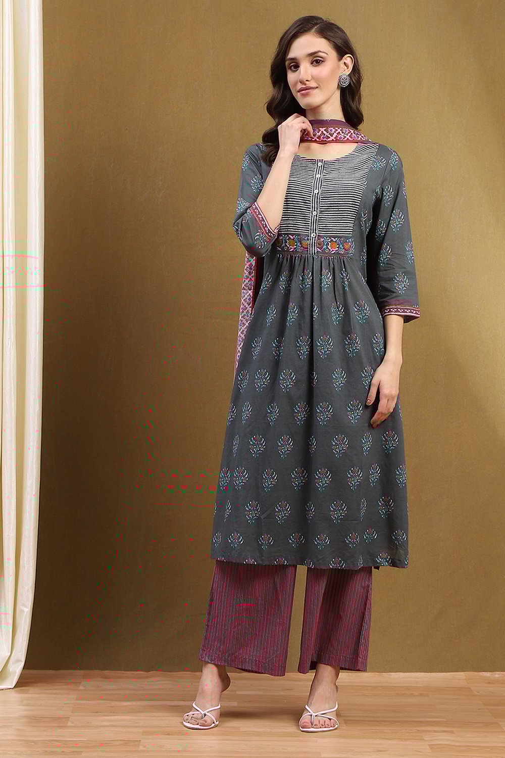 Grey Cotton Floral Printed Gathered Straight Suit Set image number 6