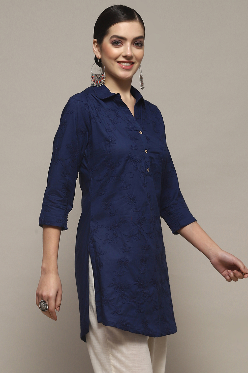 White Cotton Embroidered Straight Short Kurta image number 4