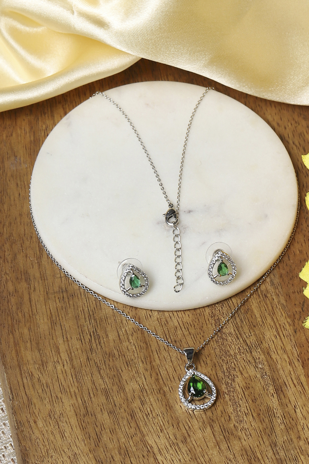 Green Stone Necklace Set image number 0