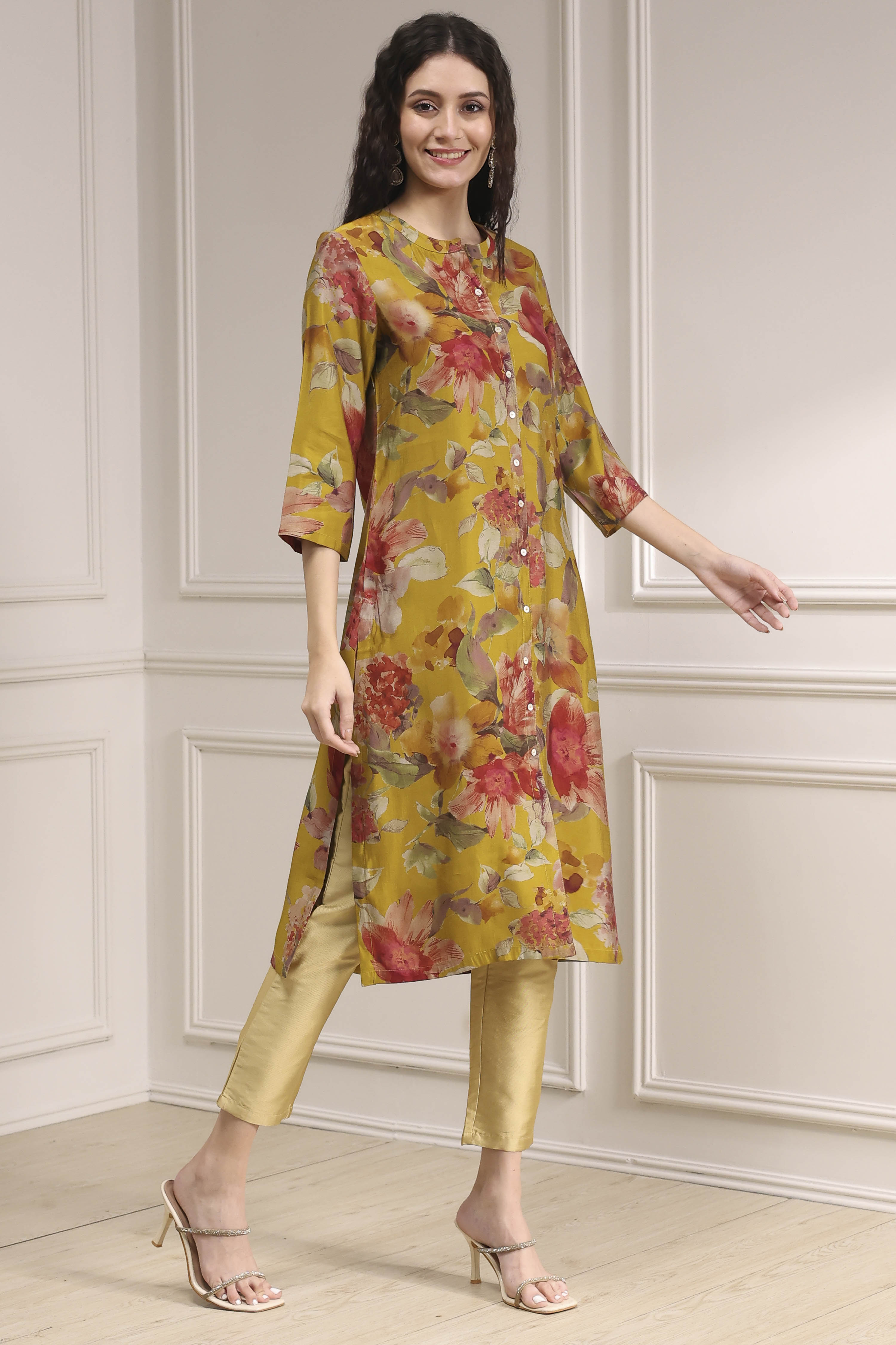Yellow Floral Printed Straight Kurta image number 4